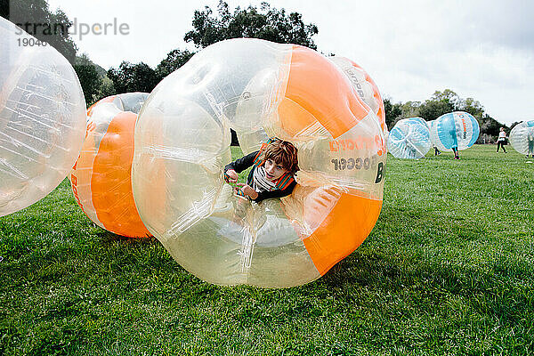 Teenie-Mädchen wurde beim Bubble-Soccer niedergeschlagen und überlegt  wie sie wieder aufstehen kann