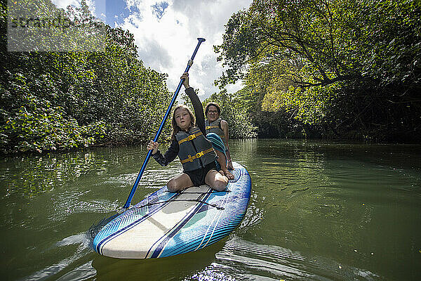 Mutter und Tochter entspannen sich beim Paddeln auf dem Waimea River