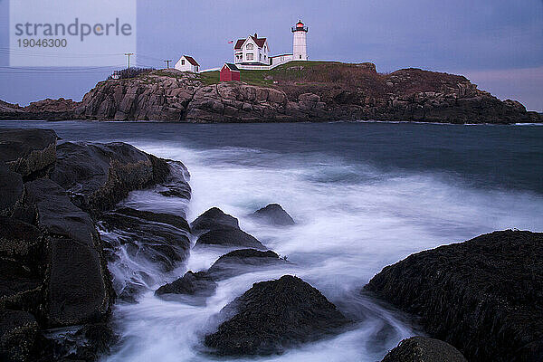 Cape Neddick „Nubble“ Leuchtturm in York  Main  fotografiert in der Abenddämmerung.