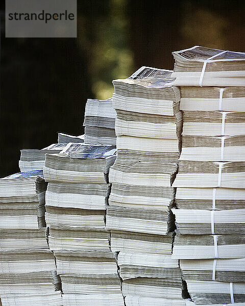 Stapel gedruckter Papierbroschüren.