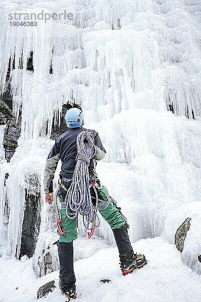 Eiskletterer bereitet sich auf den Aufstieg in den Adirondack Mountains  USA vor