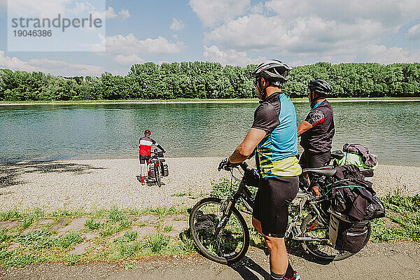 Eine Gruppe Radfahrer vergnügt sich im Fluss Rin  Deutschland