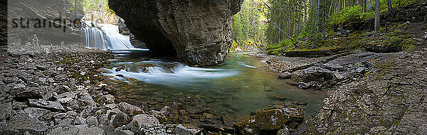 Rauschendes Wasser bahnt sich einen Weg durch den Kalkstein des Johnston Canyon im Banff-Nationalpark  Alberta  Kanada.