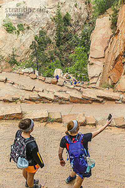 Zwei Wanderinnen machen ein Selfie nach dem Abstieg von Angels Landing  Zion Nationalpark  Utah  USA