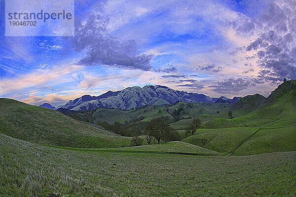 Pastellfarbener Sonnenuntergang über dem Mount Diablo State Park außerhalb von Danville  Kalifornien  USA; Winter 2010