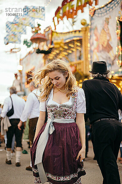 Junge blonde Frau im Dirndl auf dem Oktoberfest