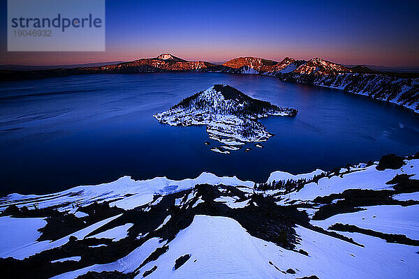 WIZARD ISLAND BEI SONNENUNTERGANG IM CRATER-LAKE-NATIONALPARK IN OREGON AUFGENOMMEN; AUGUST 2008