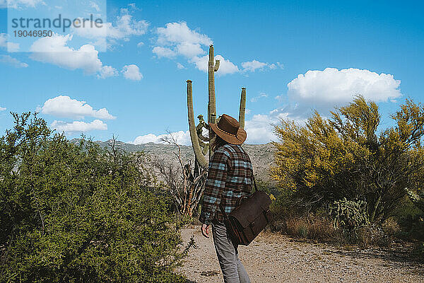 Wüstenwanderer erkundet den Saguaro-Nationalpark