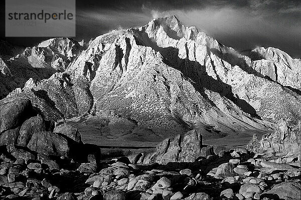 SCHNEE STAUBT LONE PINE PEAK IM ERHOLUNGSBEREICH ALABAMA HILLS IN DER ÖSTLICHEN SIERRA  KALIFORNIEN  USA; WINTER 2008