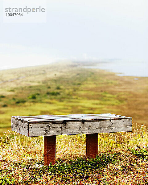 Einsame Bank mit Blick auf das Humboldt Bay National Wildlife Refuge  die Südzunge der Humboldt Bay in Eureka  Kalifornien.