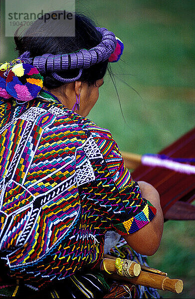 Frau in der traditionellen Huipil-Handweberei  Antigua  Guatemala.