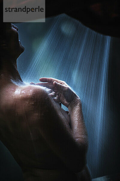 Eine Frau duscht im Freien.