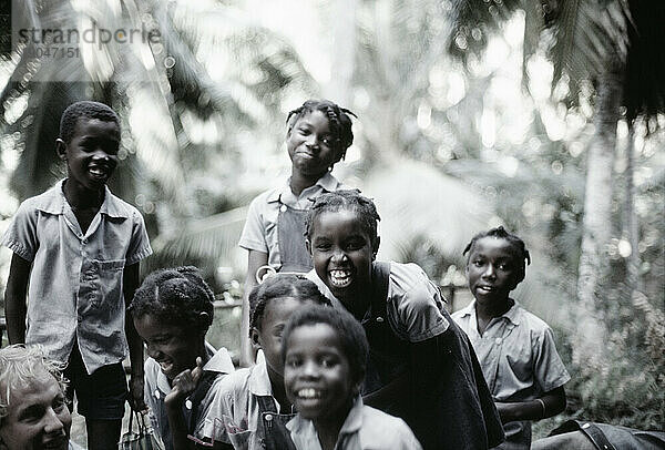 Lächelnde Schulkinder auf der Insel Seychellen.