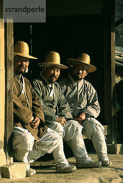 Traditionelle Männer im Volksdorf Suwon