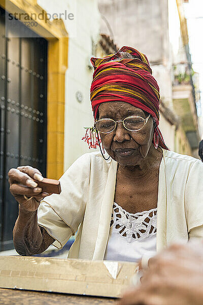 Ältere Frauen spielen Domino auf der Straße in Alt-Havanna  La Habana  Kuba