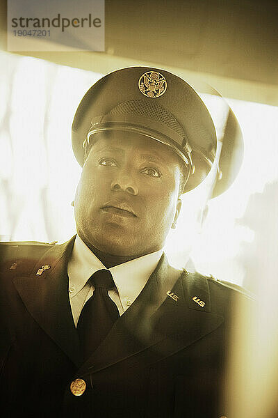 Porträt eines jungen afroamerikanischen Soldaten.
