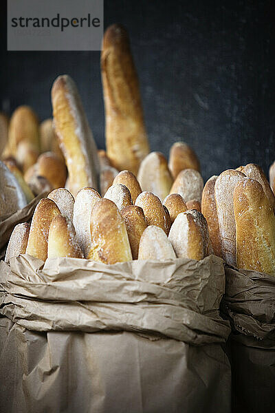 Tüten frisches französisches Brot.