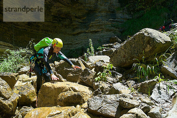 Frau beim Canyoning im Furco Canyon in den spanischen Pyrenäen