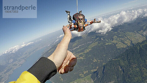 POV von Tandem-Fallschirmspringern beim Abstieg