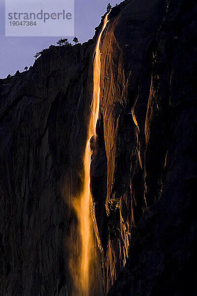 Der Horsetail Fall im Yosemite-Nationalpark in Kalifornien ist ein saisonaler Wasserfall  der im Winter und frühen Frühling fließt. Der Sturz erfolgt auf der Ostseite von El Capitan.