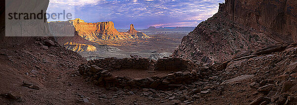 Auf einem nicht markierten Pfad im Canyonlands-Nationalpark in Utah finden Wanderer die False Kiva  eine erhaltene Ruine der amerikanischen Ureinwohner  die einst das Land besiedelten.