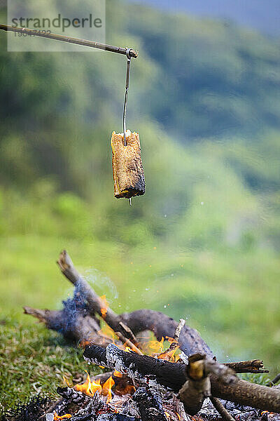 Brot toasten am Lagerfeuer  Nusa Penida  Bali  Indonesien