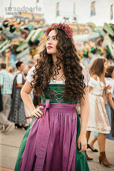 Junge Frau mit lockigem Haar auf dem Oktoberfest