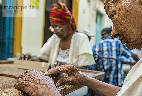 Ältere Frauen spielen Domino auf der Straße in Alt-Havanna  La Habana  Kuba