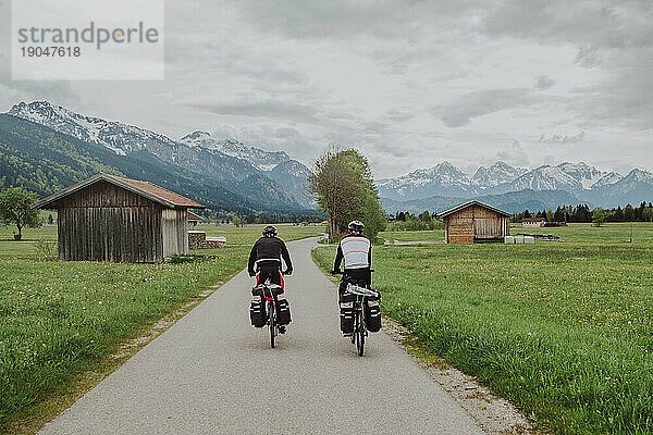 Radfahrer fahren auf seinen Fahrrädern in Füssen  Deutschland