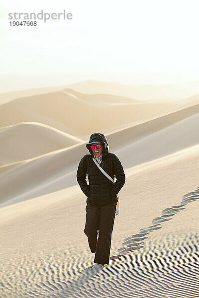 Lachende Wanderin  die in der Wüste von Colorado spaziert