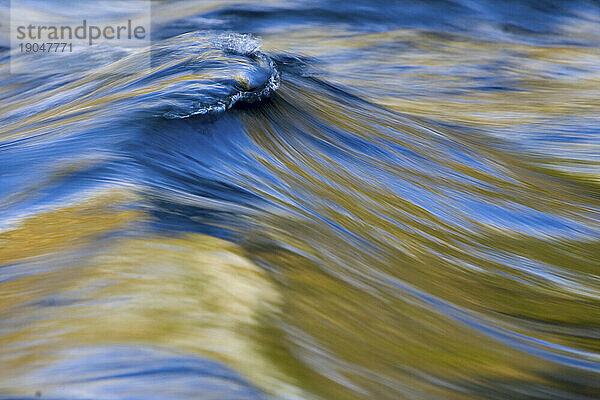 Das Morgenlicht spiegelt sich in den anmutigen Wellen des Merced River im Yosemite-Nationalpark  Kalifornien  USA; Winter 2008.