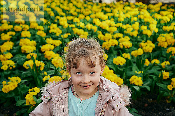 Lächelnde Mädchen in der Nähe gelber Blumen