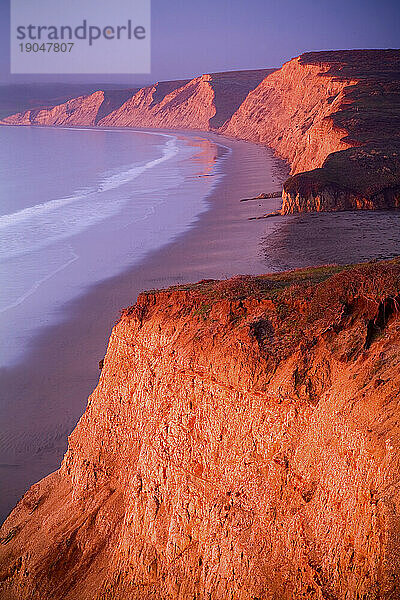 SONNENAUFGANG AN DER KALIFORNISCHEN KÜSTE VON DEN OBEREN Klippen DES DRAKES BEACH IN DRAKES BAY  POINT REYES NATIONAL SEASHORE  KALIFORNIEN  USA; WINTER 2010