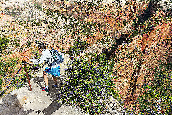 Wanderin beim Abstieg vom Gipfel des Angels Landing  Zion-Nationalpark  Utah
