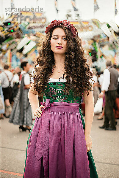 Junge Frau mit langen lockigen Haaren im Oktoberfestkleid