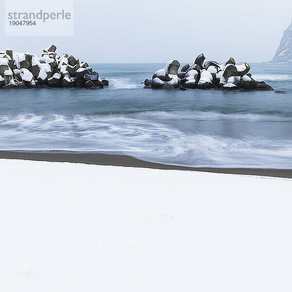 Langzeitaufnahme von Tetrapoden im Wintermeer  Yoichi  Hokkaido  Japan