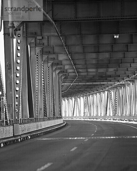 Überquerung der San Francisco Bay auf der Richmond Bay Bridge  Marin County  Kalifornien.