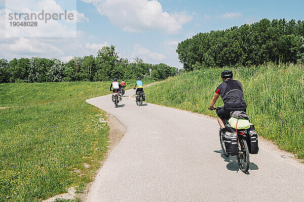 Eine Gruppe Radfahrer auf der Rin-Route  Deutschland