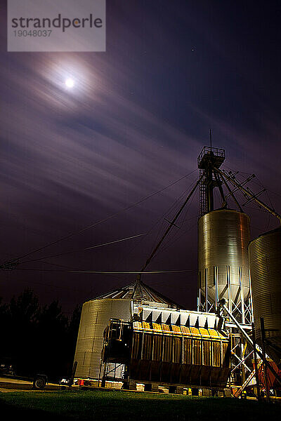 Getreidemühle bei Nacht.