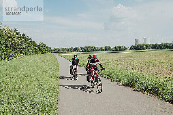 Eine Gruppe von Radfahrern  die mit ihren Fahrrädern auf der Rin-Flussroute in Deutschland unterwegs sind
