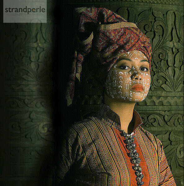 Yakan-Braut mit traditioneller Hautdekoration