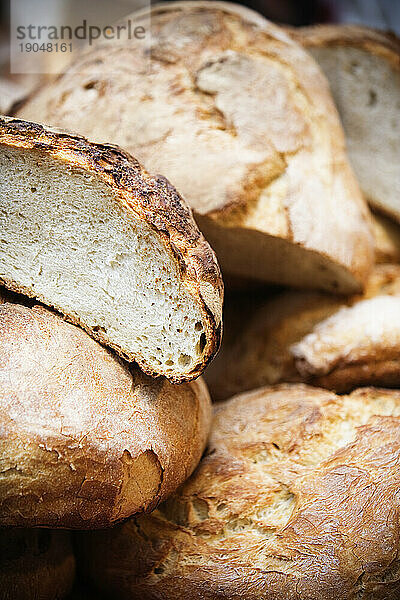 Frische Laibe französisches Brot.