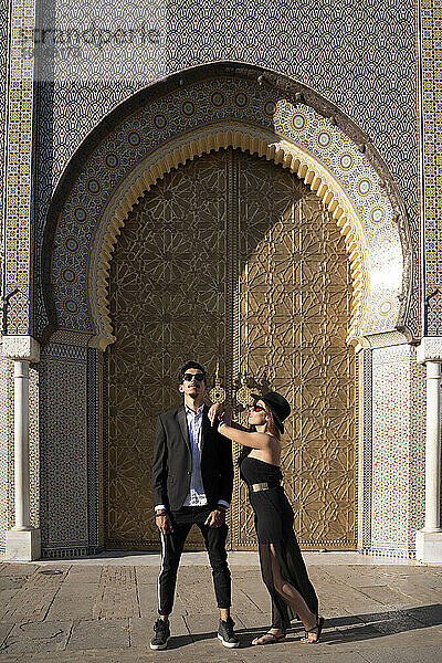 Marokkanischer Mann mit Sonnenbrille und Anzug zusammen eine schöne Frau