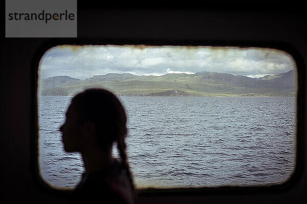 Silhouette einer Passagierin auf einer schottischen Fähre