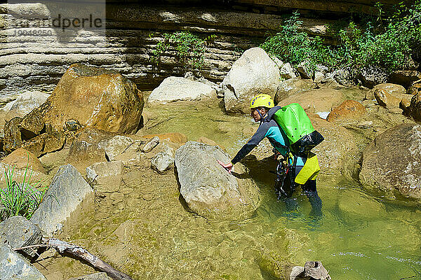 Frau beim Canyoning im Furco Canyon in den spanischen Pyrenäen