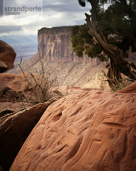 In Sandstein gemeißeltes Graffiti mit malerischer Aussicht. Canyonlands-Nationalpark  Utah.