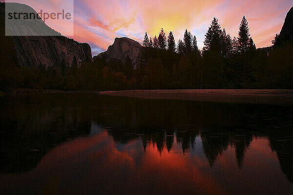 Herbstsonnenuntergang über dem Half Dome-Monolithen im Yosemite-Nationalpark  Kalifornien  November 2010