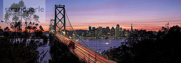 Bay Bridge mit der Skyline von San Francisco im Hintergrund  aufgenommen bei Sonnenuntergang