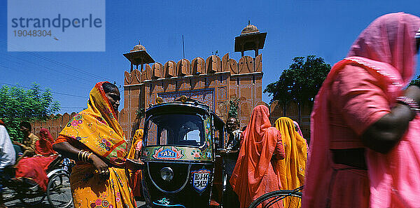 Frau und Taxi in Jaipur