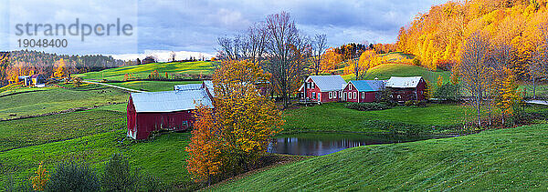 Herbstsonnenaufgang über Jenne Farm Homestead  Woodstock  Vermont  USA.